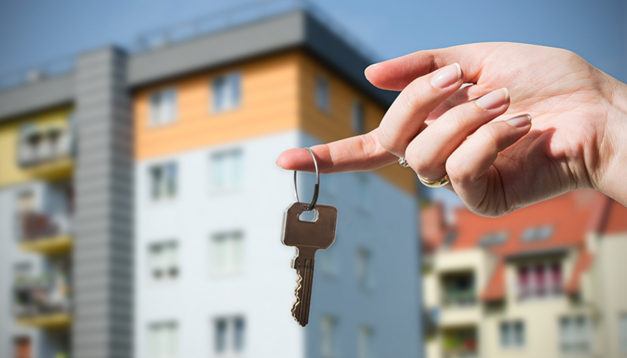 Минимальное владение жильем. Ключи от квартиры в руке. Ключи от квартиры в женской руке. Ключи в руках в новой квартире. Квартира в руках.