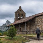 Poco más de la mitad de los españoles se reconoce como católico
