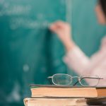 Cerrar la brecha entre política y práctica educativa