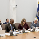 Miembros del consejo de Gobernadores de la Fed en una reunión del FOCM. En ambos extremos de la imagen, Jerome Powell y Lisa Cook.